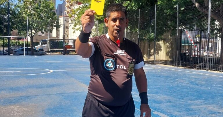 Quién es el «árbitro de Villa Urquiza» que se viralizó cuando dirigía el tránsito y cuál es su gran sueño