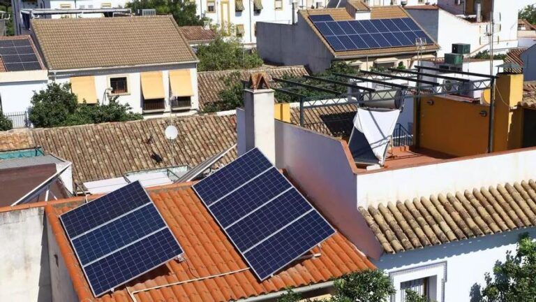 Vecinos y ecologistas se citan con Urbanismo para abordar la regulación de placas solares en el casco histórico
