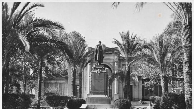 De biblioteca a caseta, los cien años y mil usos de la Pérgola de Córdoba
