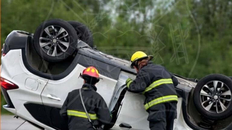 Volcó un auto en la autopista CórdobaCarlos Paz cerca del peaje