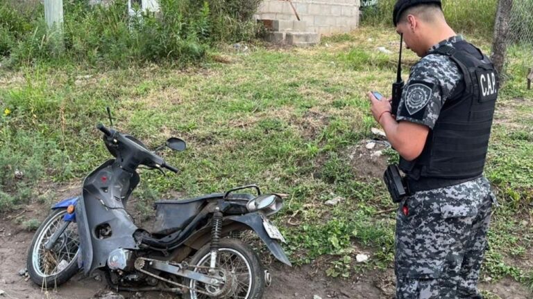 Hallan motocicleta abandonada en barrio San José Obrero de Cosquín