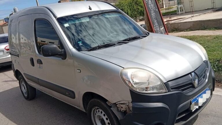 Se bajó un minuto y le robaron la camioneta con los tres chicos