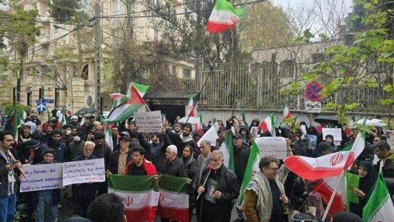 Iraníes agradecen a España su rechazo a la guerra ante su embajada en Teherán