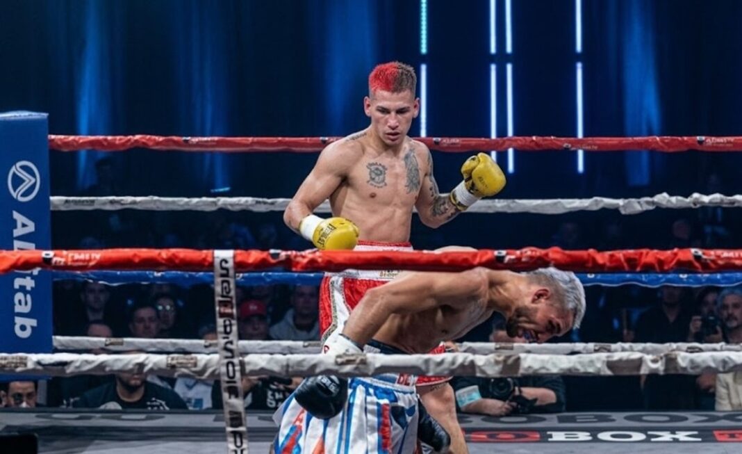 Baltazar Noria celebra su victoria y título Fedelatin Superwelter de boxeo.