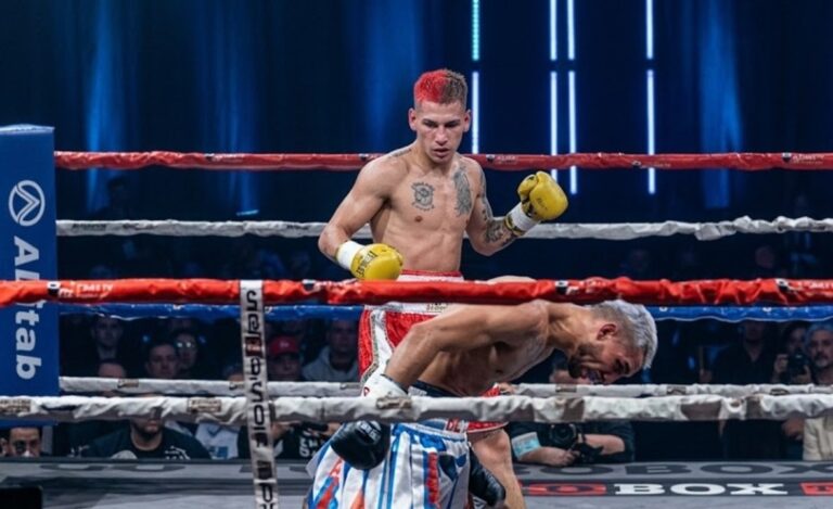 Baltazar Noria celebra su victoria y título Fedelatin Superwelter de boxeo.