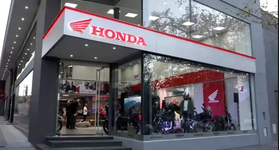 Logotipo de Honda Motor junto a una motocicleta, representando la expansión comercial en Córdoba.