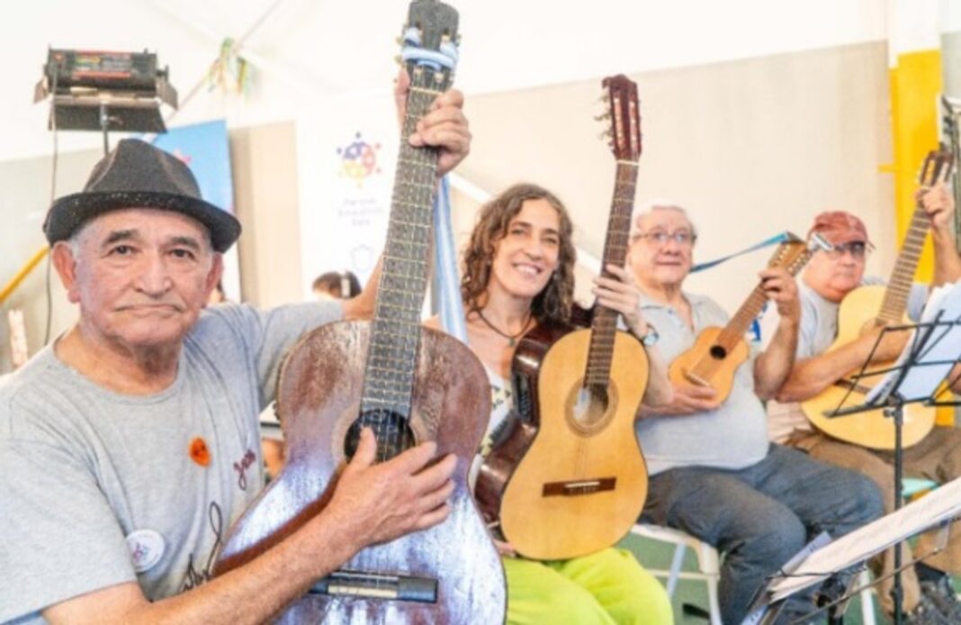 Personas participando en diversos talleres en un Parque Educativo de la ciudad de Córdoba.