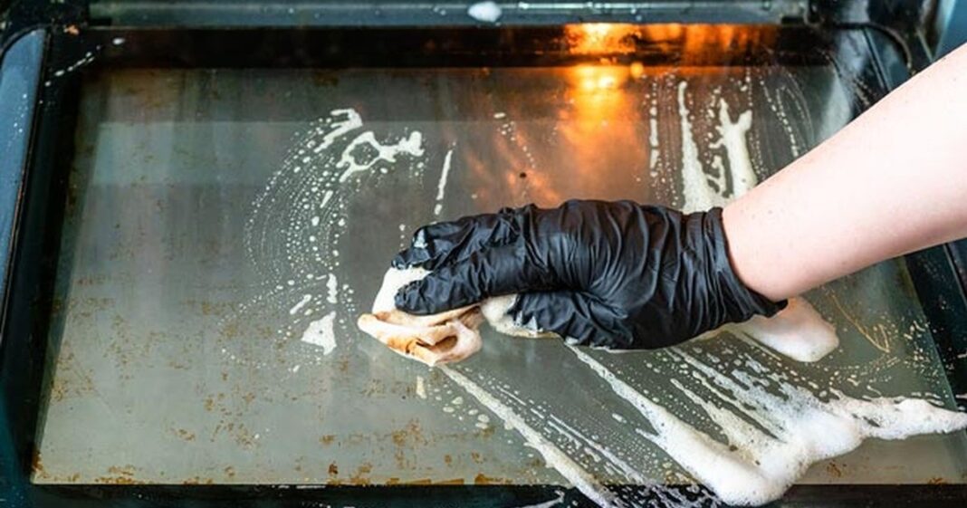 Recipiente con vinagre dentro de un horno para facilitar la limpieza de residuos adheridos.