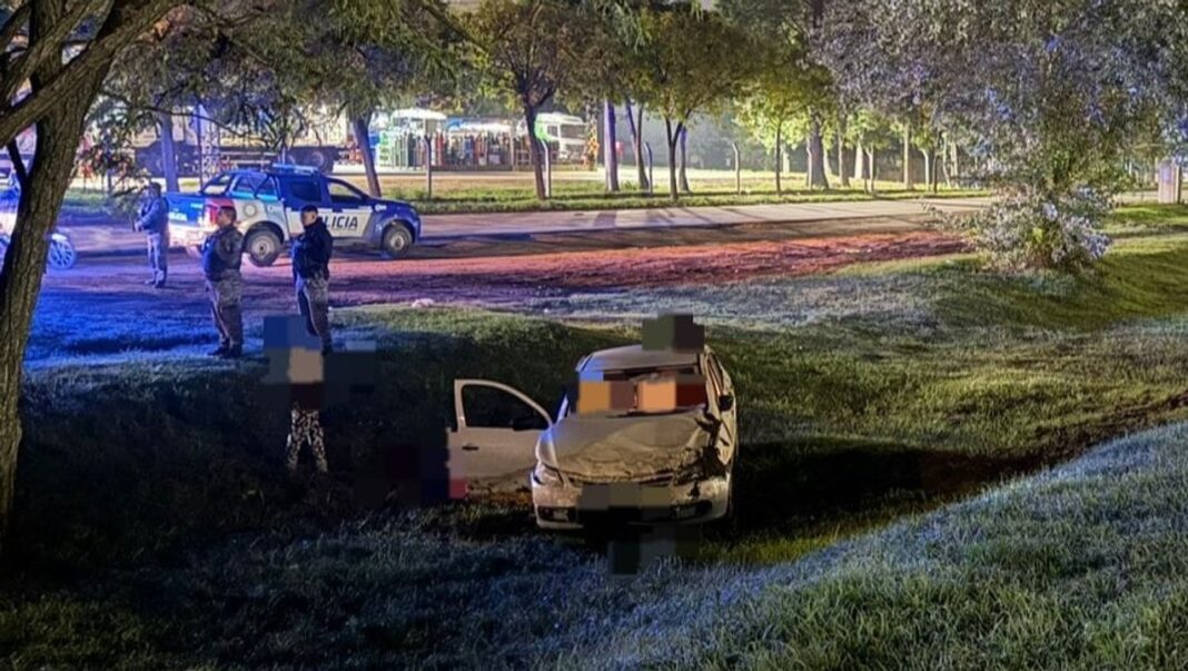 Vehículo volcado en una zanja tras accidente en avenidas Agustín Tosco y Felipe Belardinelli, Córdoba