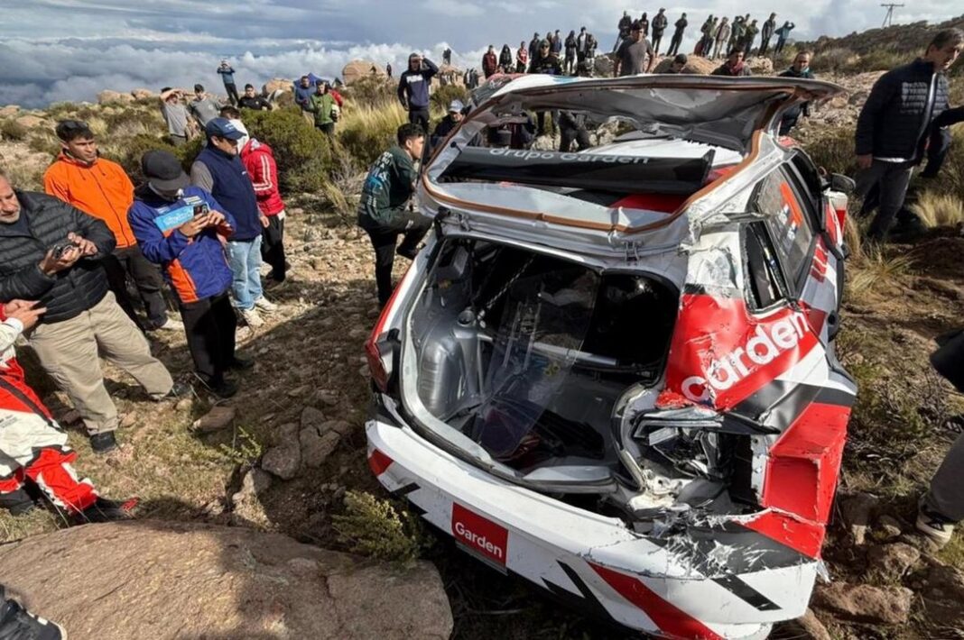 Vehículo de seguridad y personal en el tramo Giulio Cesare del Rally Sudamericano en Mina Clavero, Córdoba.