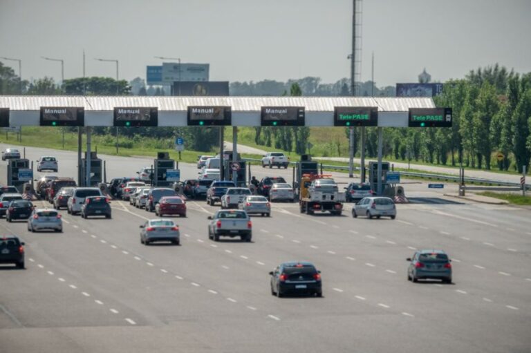 Estación de peaje en una ruta de Córdoba con señalética de precios