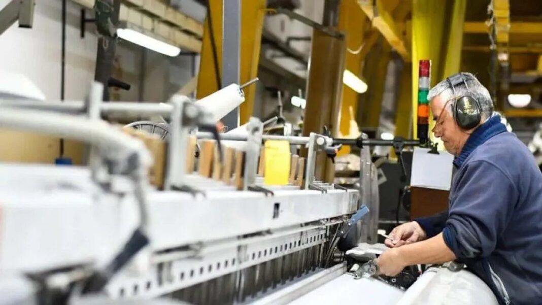 Fernando Carraro, secretario general del sindicato SETIA, durante la presentación del acuerdo para el sector textil.