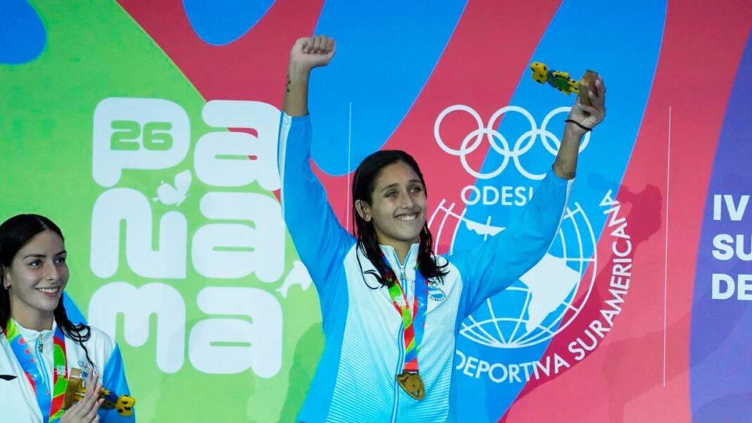 Agostina Hein, nadadora cordobesa, celebra su medalla de oro en los Juegos Sudamericanos de la Juventud 2026.