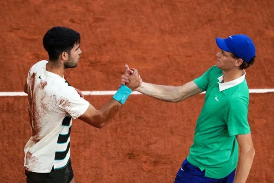 Carlos Alcaraz y Jannik Sinner en la cancha de tenis de polvo de ladrillo.