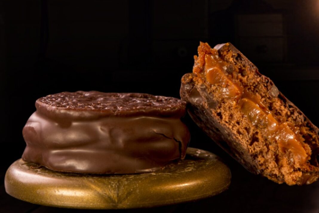 Alfajor de chocolate de El Nazareno, empresa cordobesa premiada como la mejor del mundo