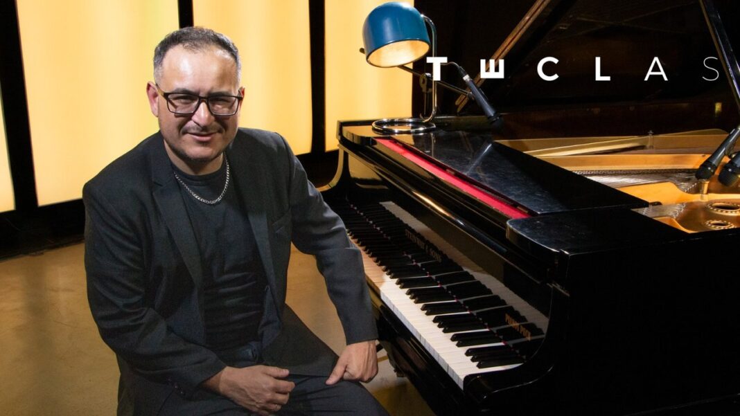 El pianista cordobés Andrés Coppa tocando el piano durante una presentación.