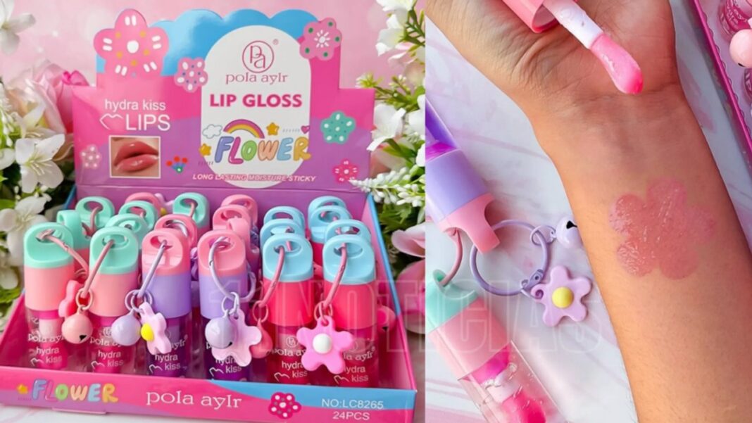 Cosméticos infantiles, como labiales con formas de unicornio y frutilla, sobre una superficie. Ilustración de la noticia sobre la prohibición de la ANMAT.