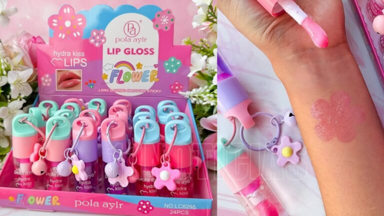 Cosméticos infantiles, como labiales con formas de unicornio y frutilla, sobre una superficie. Ilustración de la noticia sobre la prohibición de la ANMAT.