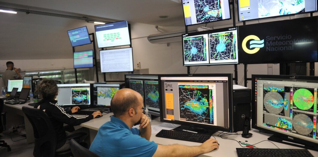 Trabajadores del Servicio Meteorológico Nacional protestan frente al Museo Meteorológico en Córdoba