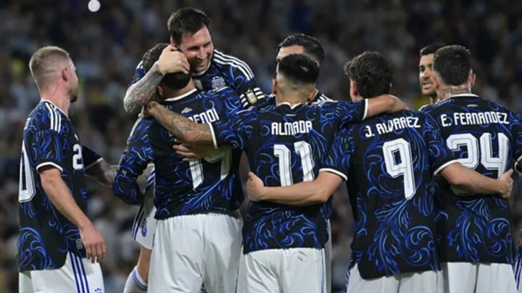 Escudo de la Asociación del Fútbol Argentino (AFA) sobre un balón de fútbol.