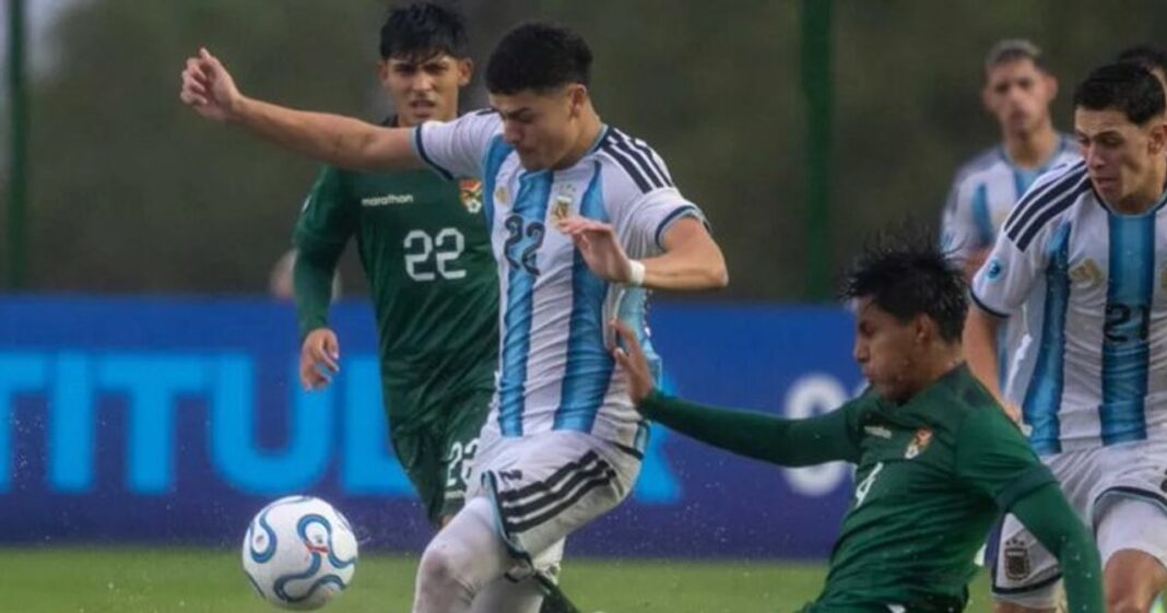 Jugadores de la selección argentina Sub 17 celebran la clasificación al Mundial de Qatar 2026 en un campo de juego mojado.