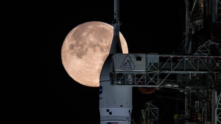 Ilustración de la nave espacial Orión de la NASA acercándose a la Luna, con la Tierra de fondo.