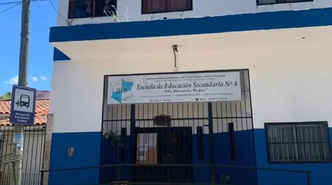 Entrada de la Escuela Secundaria Ricardo Rojas Media N°4 en San Martín, lugar del incidente.