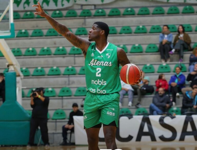 Jugadores de Atenas de Córdoba en acción durante un partido de la Liga Nacional de Básquet.