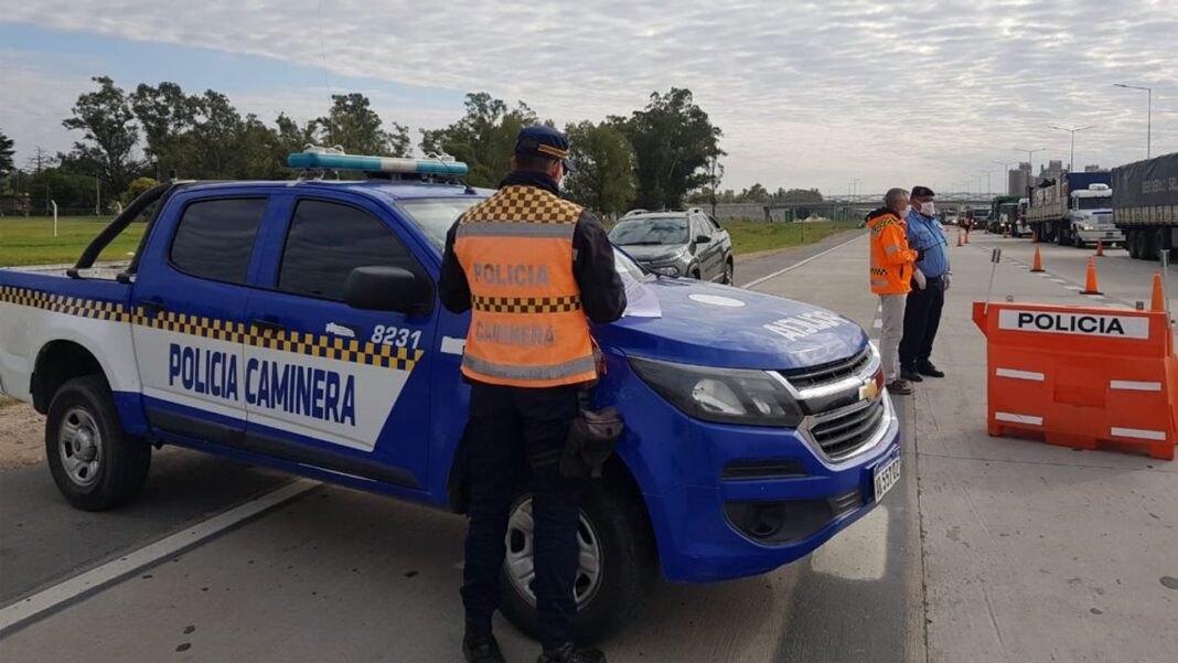 Agente de la Policía Caminera de Córdoba controlando el tránsito en una ruta
