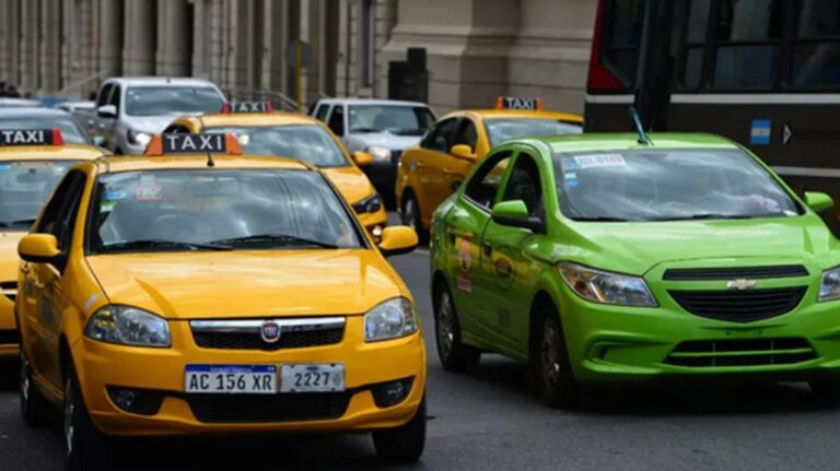 Taxi circulando por una calle de la ciudad de Córdoba