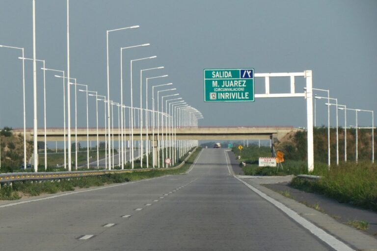 Vista de la Autopista Córdoba-Rosario cerca de Leones, donde ocurrió el siniestro vial