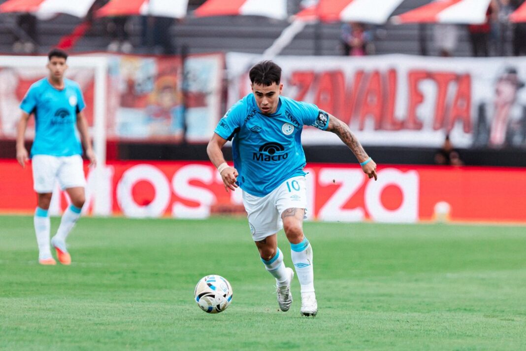 Acción del partido entre Belgrano y Barracas Central en el estadio Claudio Fabián Tapia.
