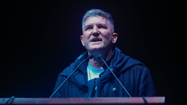 Socios de Belgrano ingresando al estadio Julio César Villagra para la asamblea ordinaria