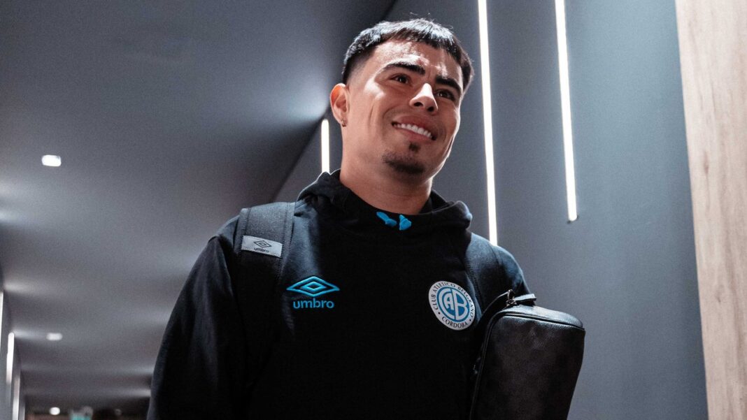 Jugadores de Belgrano celebrando el gol frente a Aldosivi en el estadio Julio César Villagra de Alberdi, Córdoba.