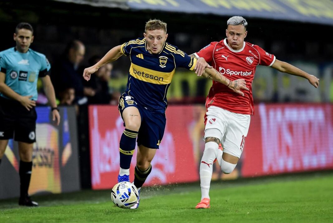 Jugadores de Boca Juniors e Independiente disputando un balón durante el partido en el estadio La Bombonera.