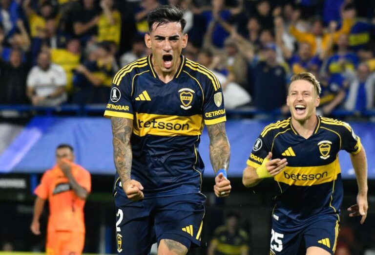 Jugadores de Boca Juniors celebrando el gol ante Barcelona de Ecuador en La Bombonera.