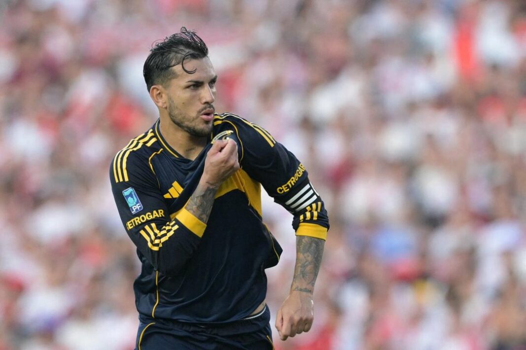 Jugadores de Boca Juniors y River Plate durante el desarrollo del Superclásico en el estadio Monumental.
