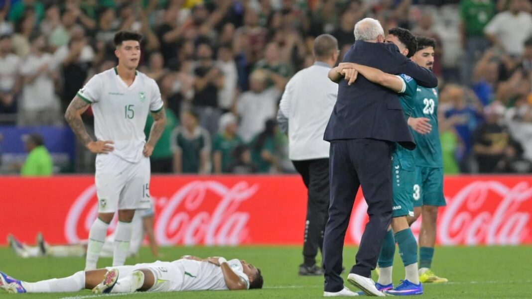 Jugadores de Bolivia e Irak durante el partido de repechaje para el Mundial 2026 en un estadio de México.