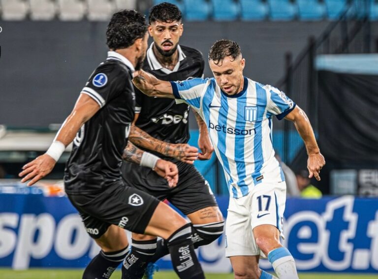 Jugadores de Botafogo celebran el gol de la victoria frente a Racing en el estadio de Avellaneda.