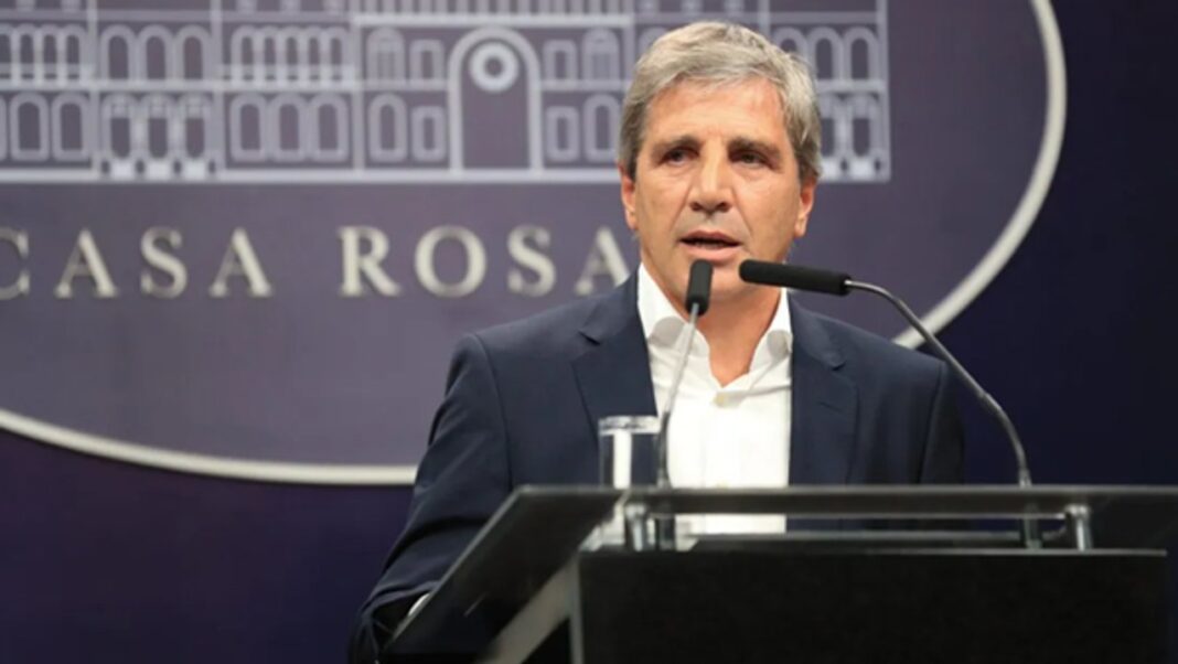 El ministro de Economía, Luis Caputo, durante una conferencia.