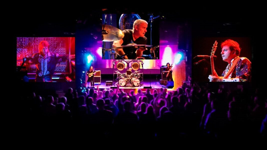 Carl Palmer tocando la batería durante un show de ELP Legacy