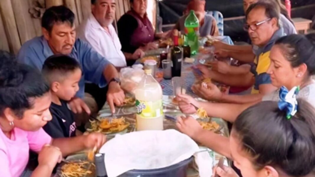 Ilustración representativa de la justicia y un mapa de la provincia de Corrientes, lugar del juicio por la desaparición de Loan Peña.