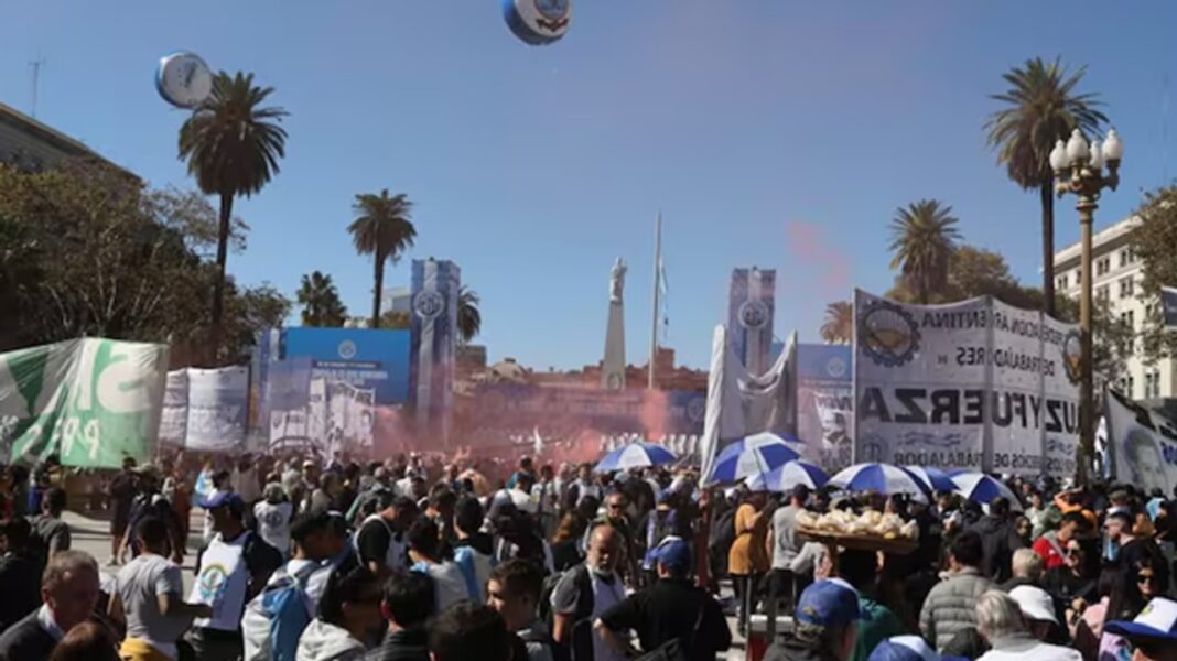 Columnas de la CGT marchando hacia Plaza de Mayo en el Día del Trabajador