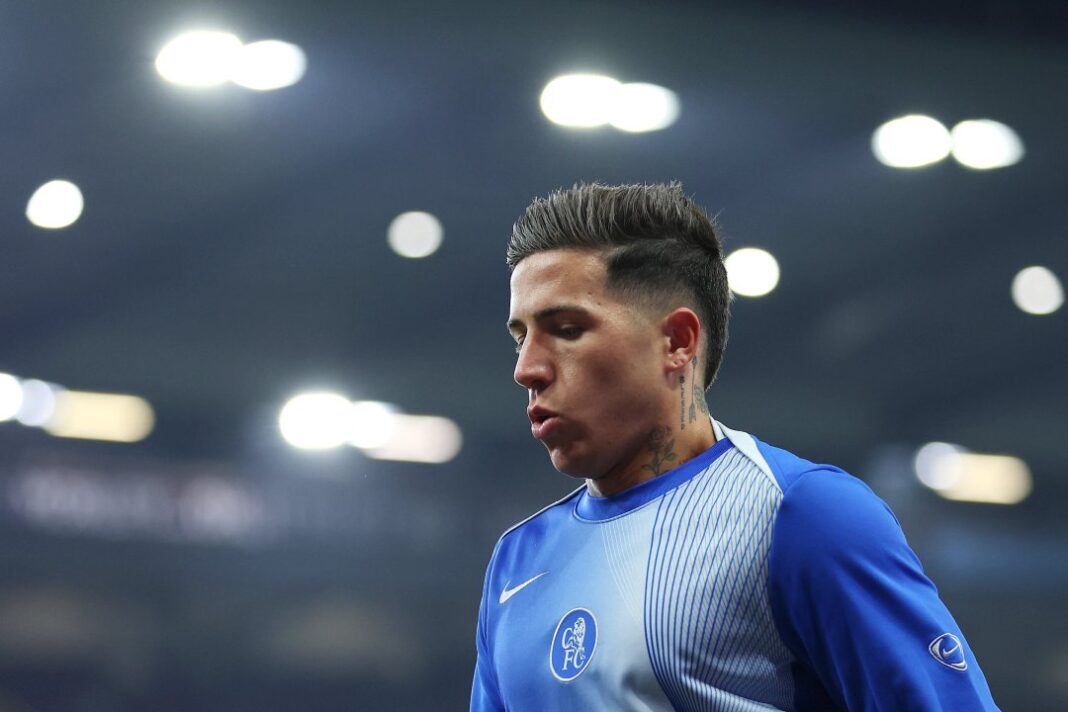 Enzo Fernández, jugador del Chelsea, en el campo de juego.