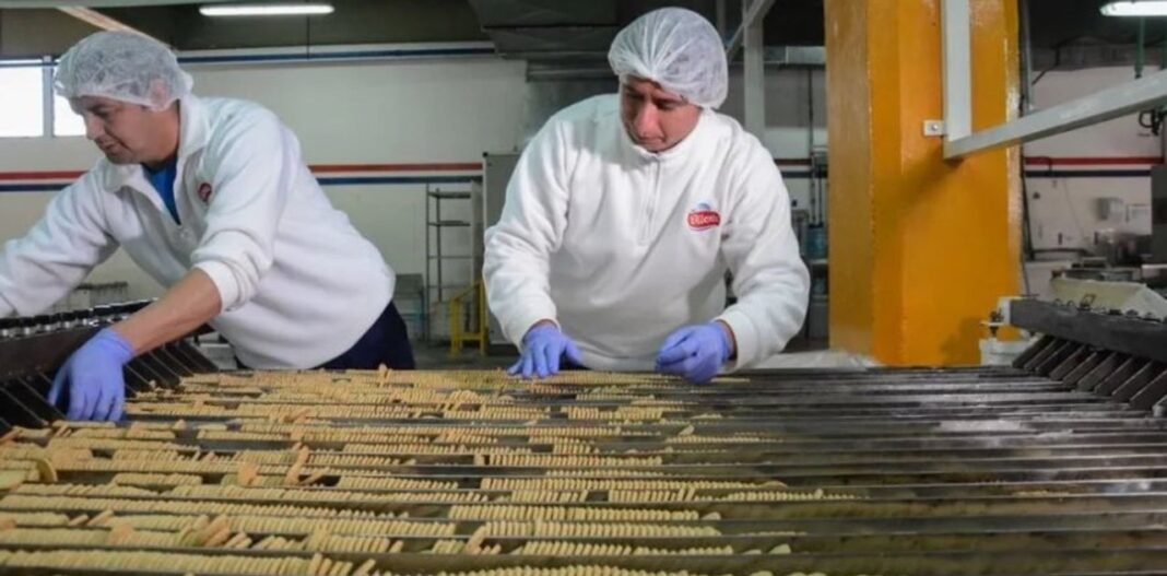 Edificio de la planta de producción de galletas Tía Maruca en Albardón, San Juan.