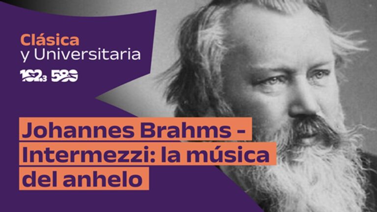 Retrato del compositor Johannes Brahms junto a un piano, logo de Clásica & Universitaria.