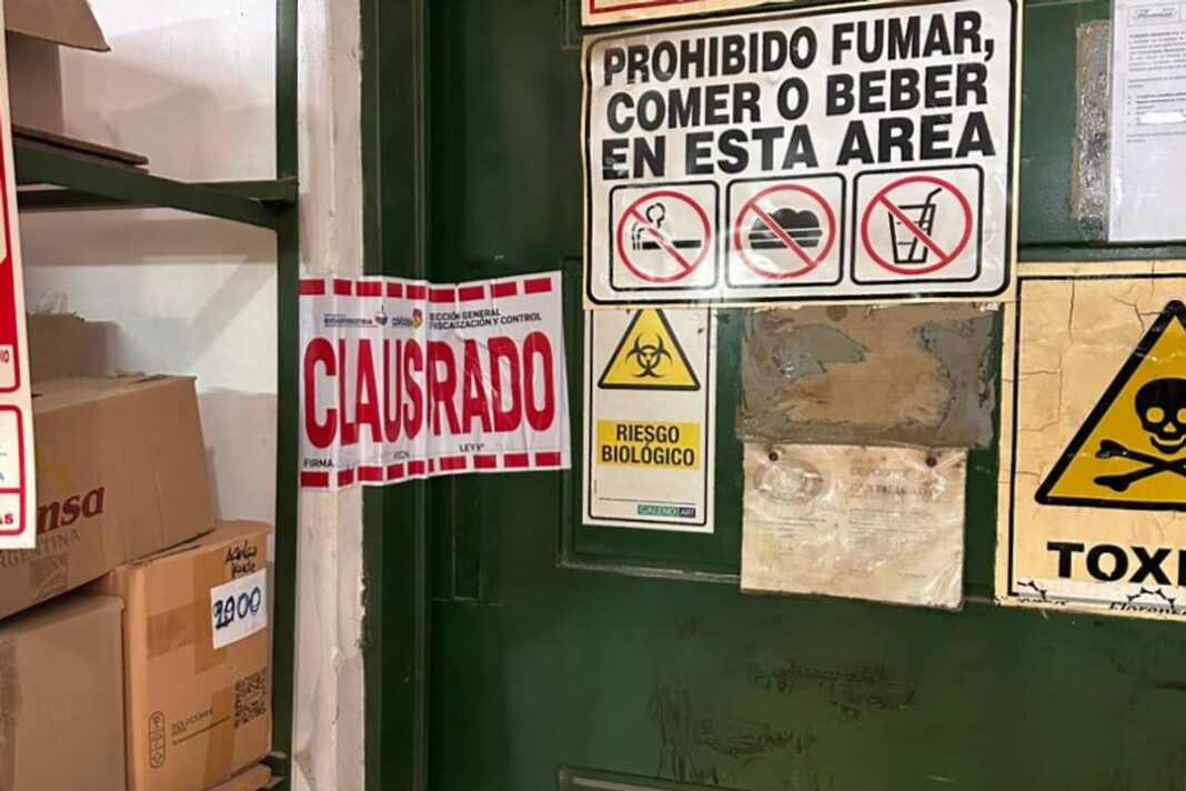 Fajas de clausura en la puerta de un establecimiento en Córdoba Capital