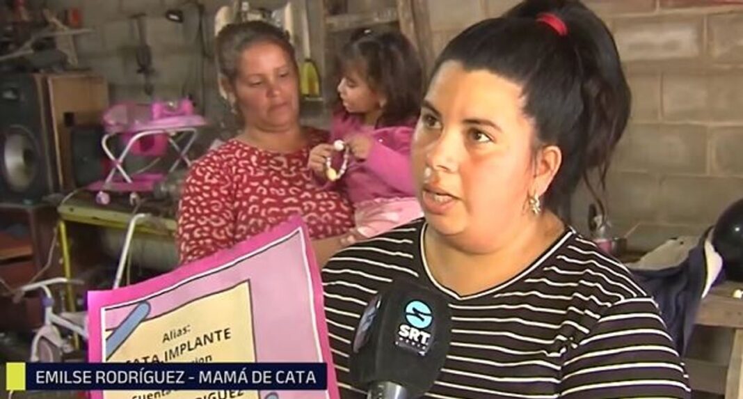 Ilustración de una niña sonriente con un implante coclear, sobre fondo representativo de la ciudad de Córdoba.