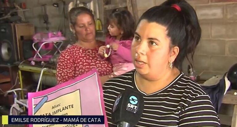 Ilustración de una niña sonriente con un implante coclear, sobre fondo representativo de la ciudad de Córdoba.