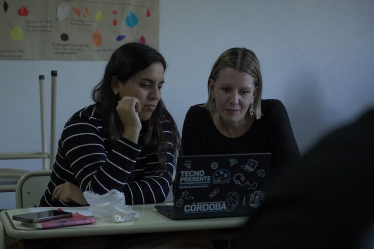 Docentes reunidos virtualmente en un encuentro de acompañamiento entre colegas